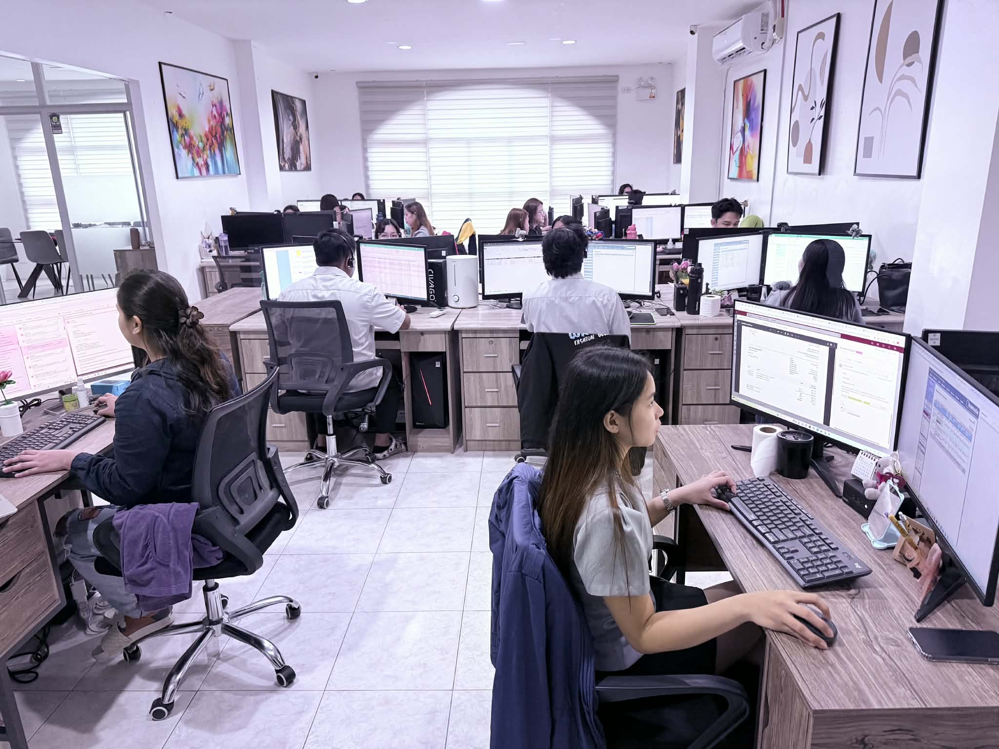 Reliable Services team meeting with travel industry clients
